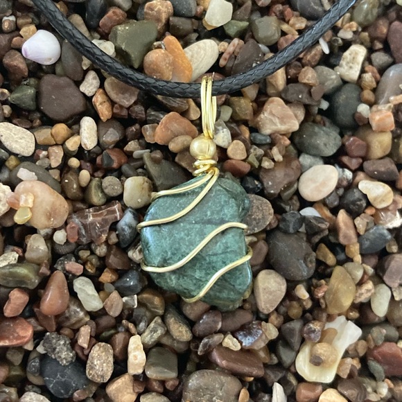 ARTISAN Natural Jade Wire Wrapped Pendant Necklace Handcrafted - Picture 4 of 6